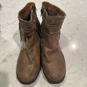 Boc Women’s Side Zip Tassel Chunky Heel Alicudi Taupe Ankle Boot Size 9.5 Z25517
